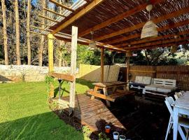 Cozy Farmhouse with Goats, Garden & Deck, hotel v destinaci Bejt Lechem ha-Glilit