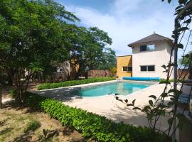 Campement Houefa, hotel s parkiri&scaron;čem v mestu Ndangane