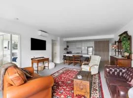 Waterfront Premium Apartment in central Geelong