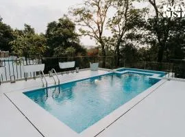StayVista at Casa Canto with Infinity Pool