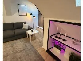Top-Floor Hideaway for Two in Karlsruhe-Mühlburg - APOLONIAliving - Apt3