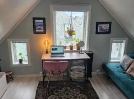 Large room in a unique apartment, balcony, free parking