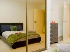 Cosy 3-BR Retreat with Balcony Near Central London