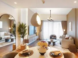 Chic 2BR in Downtown, 5 Min Walk to Burj Khalifa