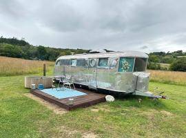 Jurassic Airstreams at Hartridge Springs Glamping, campeggio a Luppitt