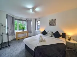 Spacious 4-Bedroom House in High Wycombe with Parking Fast WiFi