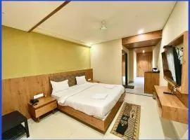 PREMIUM HOTEL MATE-SH-WARI - 500M FROM SHREE RAMJANAM BHOOMI - A Luxurious Stay With Free Parking- Wi-fi & Great Hospitality