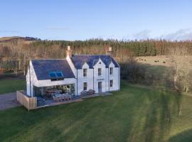 Greenmyre Farmhouse with Hot Tub, hotel com banheiras de hidromassagem em Kirriemuir