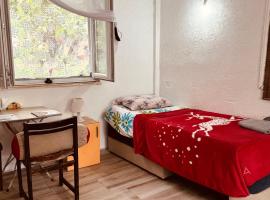 Private Guest Room with Garden Access, hotel v destinaci Skopje