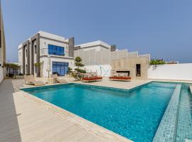 Villa with Private Pool, Near Reef Oasis Diving Center And Just Minutes from Address Beach Resort, Al Dana Island, Fujairah, hotel a Fujaira