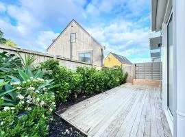 Family Oasis 3BR vs Backyard Near Beach in Torbay