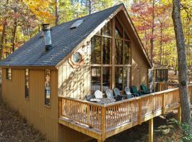 Dog-Friendly A-Frame with Firepit and Fall Foliage、Hedgesvilleのプール付きホテル
