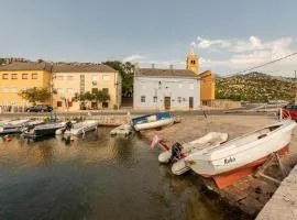 Gorgeous Apartment In Karlobag With Wifi