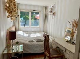 Beautiful rooms in a charming Båstad villa top location near the beach and town center, ubytování v soukromí v destinaci Båstad