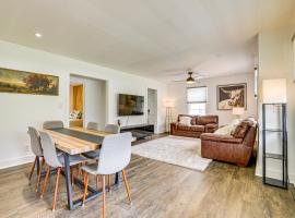 Families Welcome, Fenced Yard Inviting Greer Home，格里爾的飯店