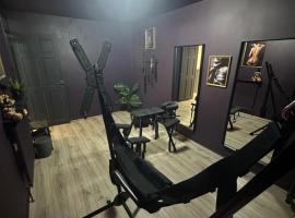 Adult only, fetish retreat play space, Hotel in Ifield