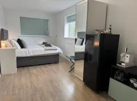 Delightful Self Contained Garden View Retreat