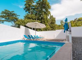 Secret Gems 1 Bedroom Apartment, Pool & Lounge Area, hotel in Runaway Bay