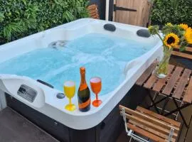 JUNGLE HOT TUB, games room, near eateries, micro brewery, pubs, beauty salons and boutique shops, Argyle, free Netflix, in the heart of Plymouth - Dogs welcome - Hosted by Absolute Accommodation Plymouth