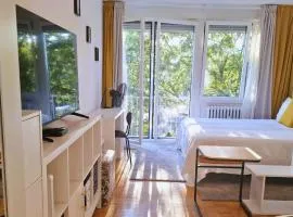 White Door Zagreb self check-in apartment with free public parking