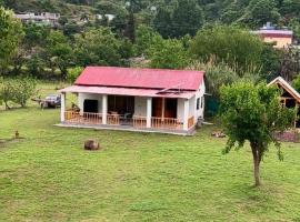 Round Bed Cottage Country Club Resorts Balakot, αγροικία σε Pori