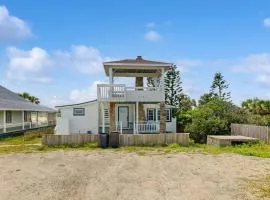 Sunny oceanfront home with balcony, full kitchen, central AC, & washer/dryer