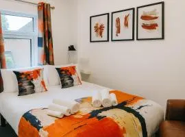3 Bedroom House, 16 minutes to Belfast, Parking by StaybyNumbers