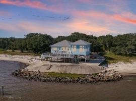 Private Waterfront Beach House with Fire-pit, hotel in Ocean Springs