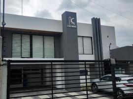 Modern suite with pool facing the park, hotel in Cuenca