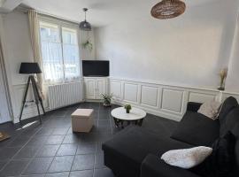 Charmante petite maison en plein centre-ville, self catering accommodation in Mayenne