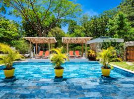 Buendía Lux Piña Suite Pool and BBQ Steps to Beach, hotel i Potrero