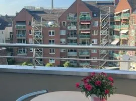 Zwei Zimmerwohnung, Balkon mit Blick auf den Rheinturm