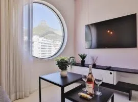 Stylish Sea Point Retreat With Iconic Lion's Head View