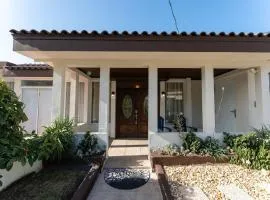 Casa 413- Walking Distance to the Beach and Downtown