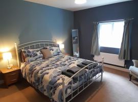 Entire house with gated parking, family hotel in Hereford