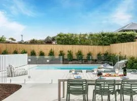 Seaspray Cottage - Heated Pool Beach