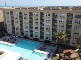 Great Family Condo with EZ Beach Access & SpaceX view Gulfview II #604