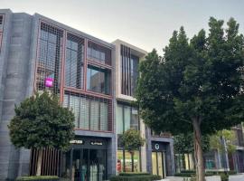 استوديو فاخر مفروش في الشارقة الزاهية, ξενοδοχείο σε Sabkhah