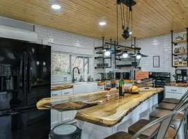 Tranquil Mountain Retreat With Hot Tub Pet Friendly