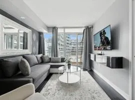 Stylish DT Condo with Vanity Mirror, Free Parking!