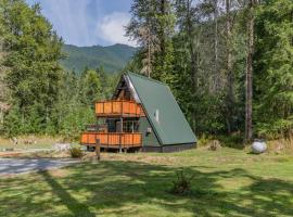 A-Frame At Entrance to Rainier- Hot Tub & WiFi, vila v mestu Ashford