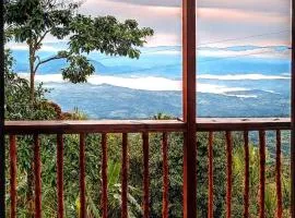 Country cabin with panoramic view among clouds Támesis - cabaña refugio entre nubes