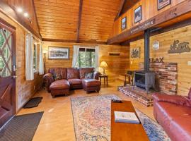 Rainier Vintage Retreat With Hot Tub-Fireplace-WiFi, hotel in Ashford