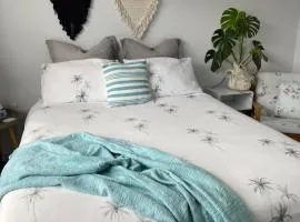 Sunny flat 5 minute walk to town