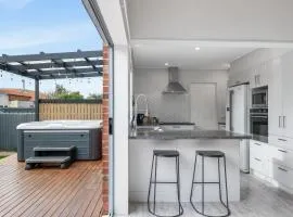 Beautiful Beach Retreat - 3 minutes from the beach