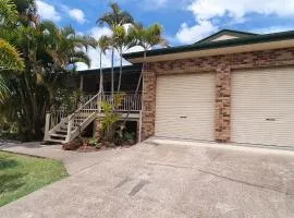 Rainbow Cottage - Rainbow Beach. Pets welcome