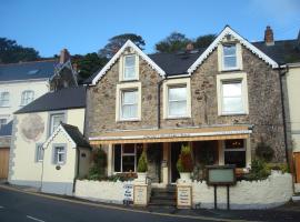 Glendower Hotel, hotel with parking in Goodwick