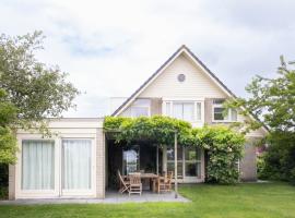 Spacious 8 Guest Water Villa in Terherne, Hotel in Terherne