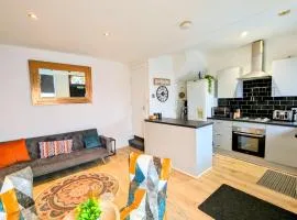Cosy Home with Free Parking near Burley Park by Eason Stays, Ideal for Contractors Digs or Family Stays Visiting Leeds