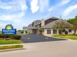 Days Inn & Suites by Wyndham Kaukauna WI